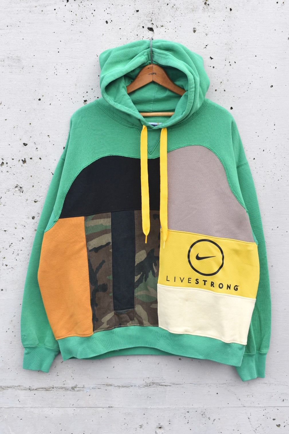BLENDING IN BY STANDING OUT (XL)