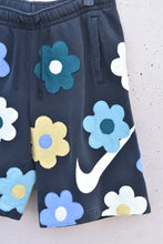 Load image into Gallery viewer, BLOSSOMING ON THE DAILY (L)
