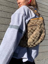 Load image into Gallery viewer, COACH IN SIGNATURE CANVAS
