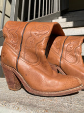 Load image into Gallery viewer, VINTAGE FRYE LEATHER COWGIRL BOOTS
