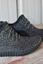 Load image into Gallery viewer, Black Texture Sneaker
