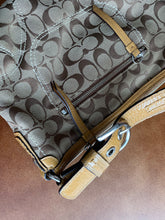 Load image into Gallery viewer, COACH IN SIGNATURE CANVAS
